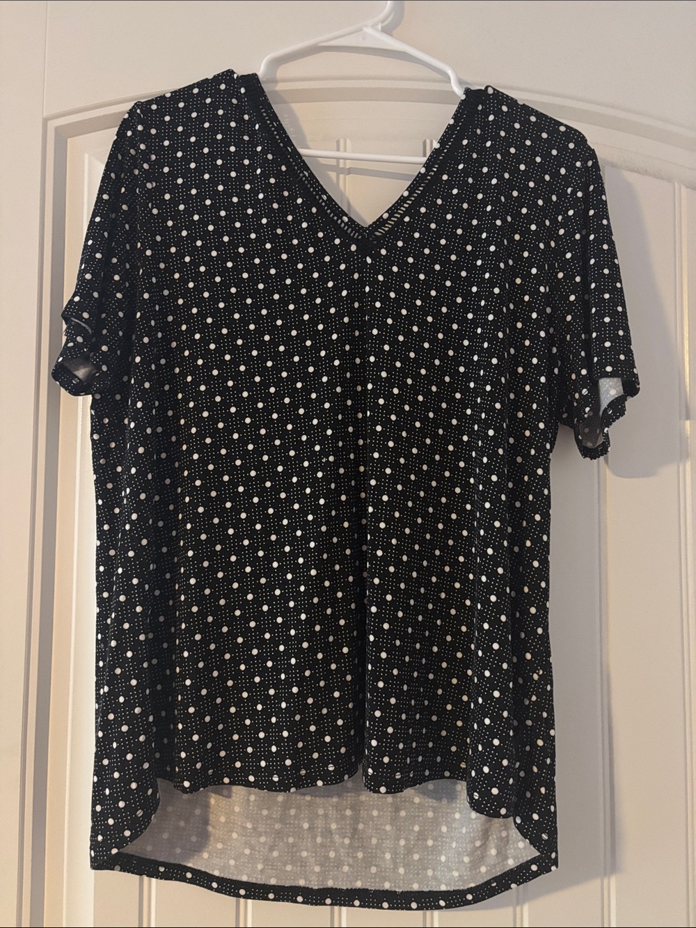 DR2 L Black Polka Dot V-Neck Short Sleeve Tee
